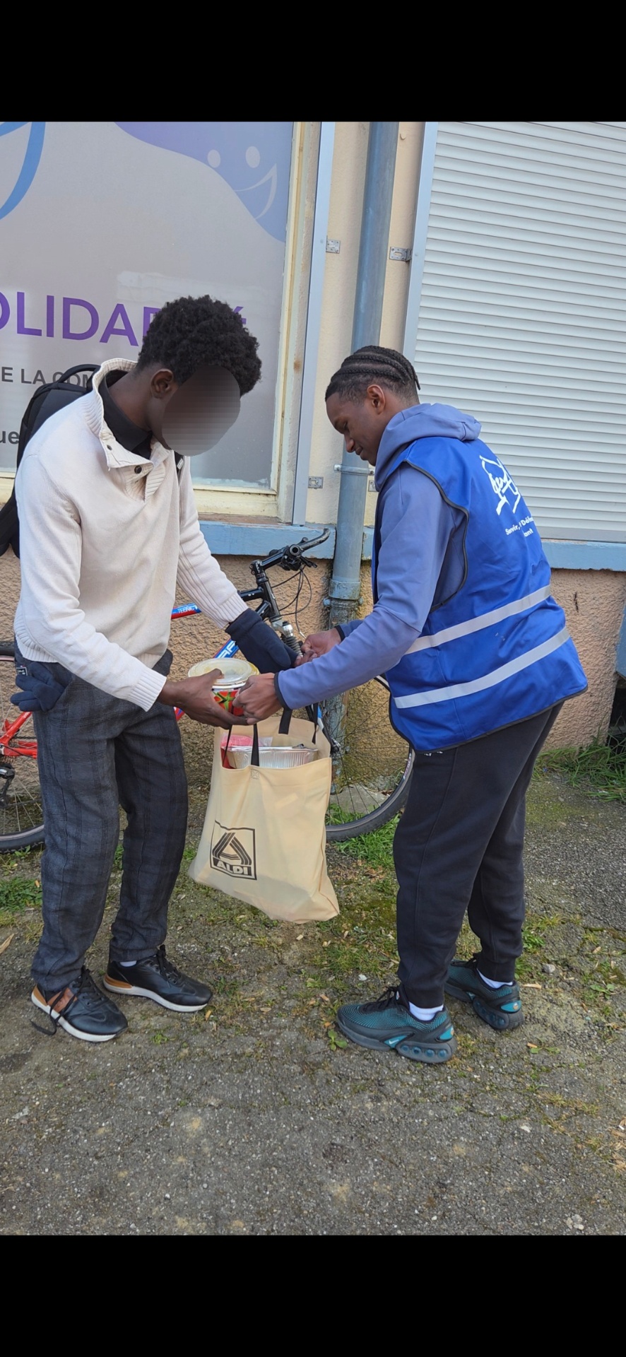 Remise d'un repas à un bénéficiaire