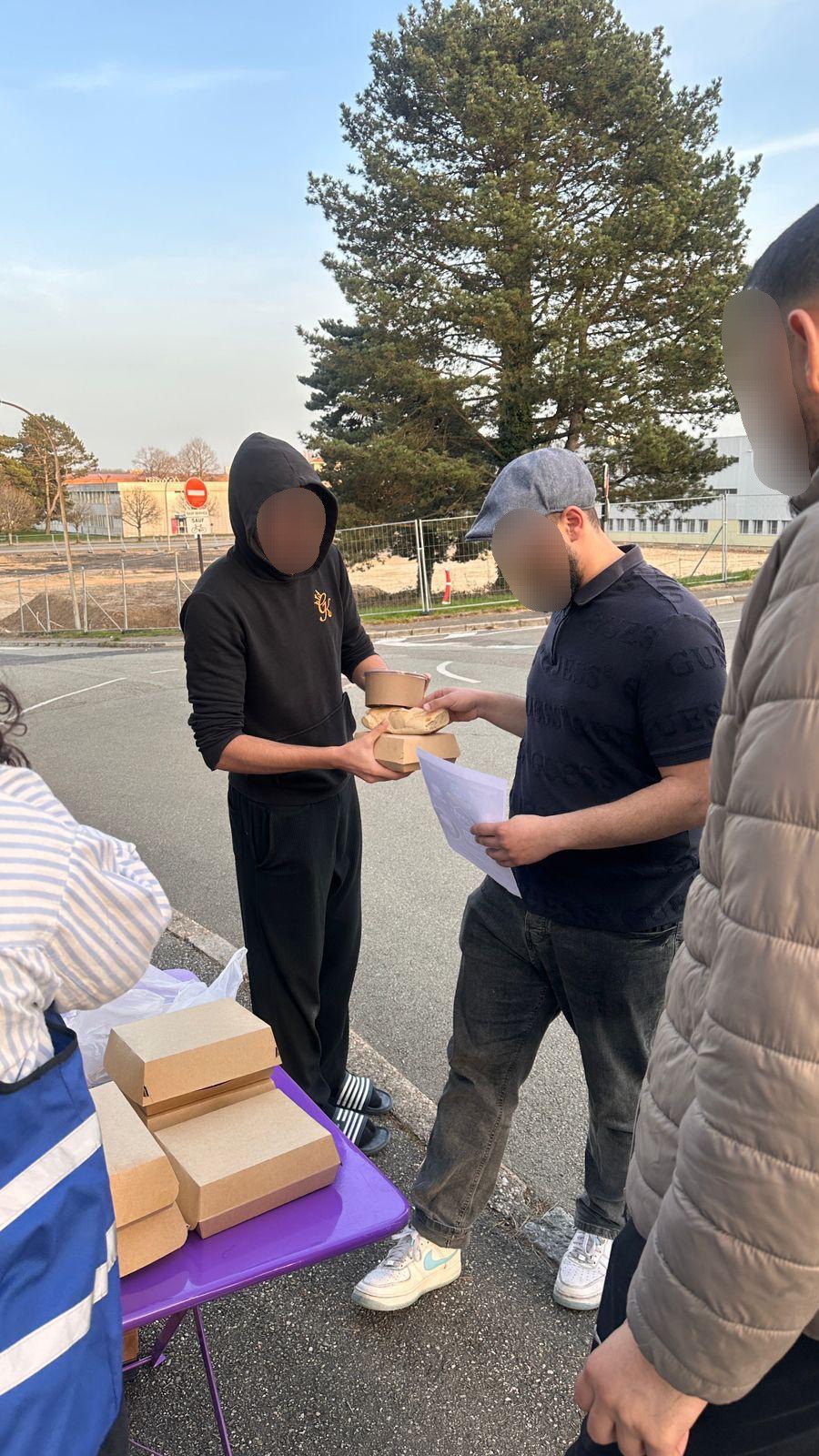 Distribution de repas lors d'une maraude