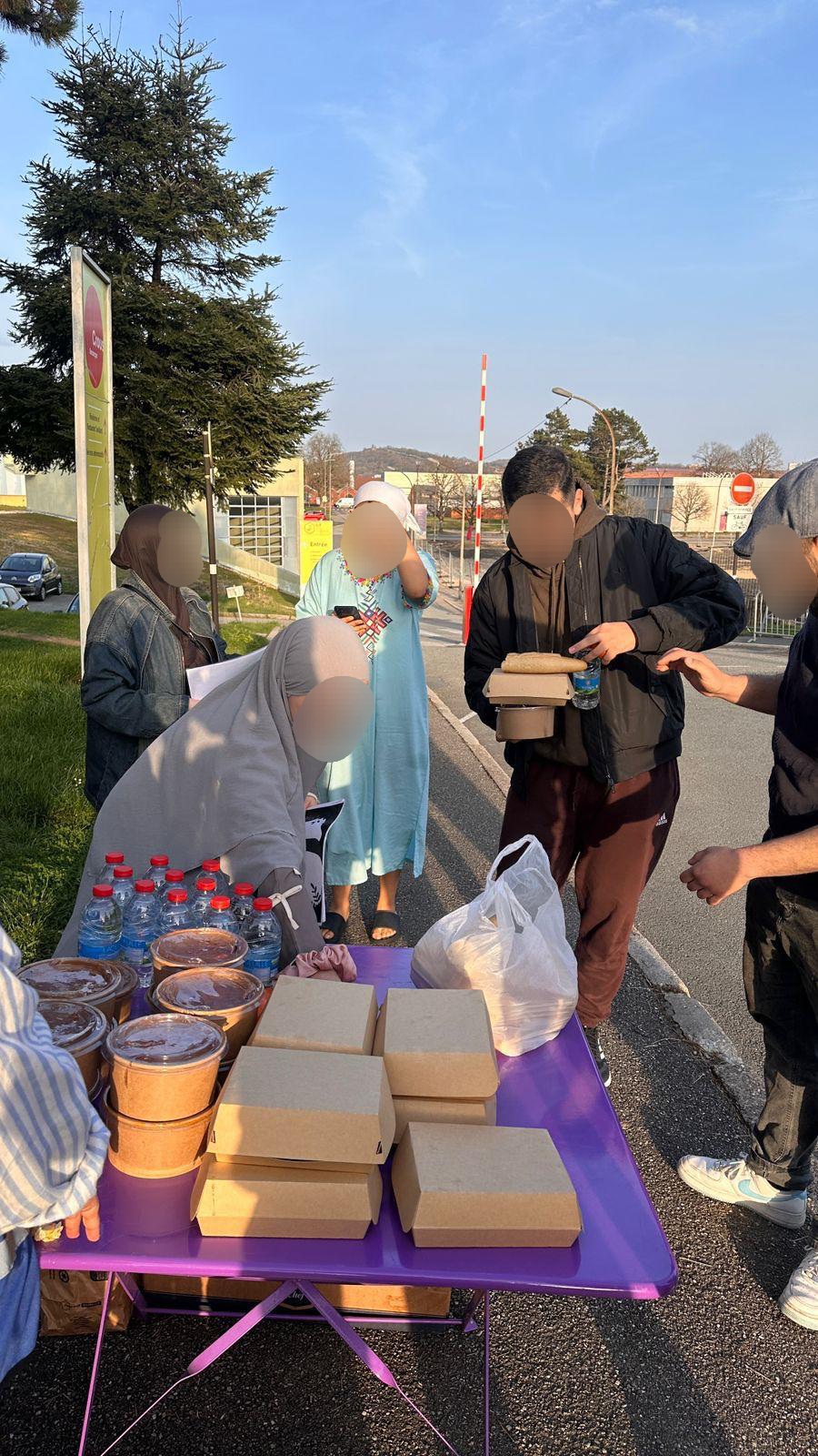 Bénéficiaires venant chercher leurs repas