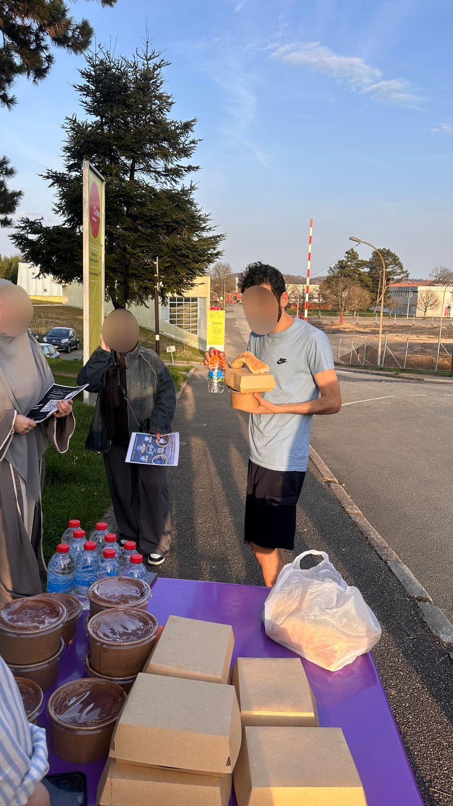 Distribution de repas et d'eau en extérieur