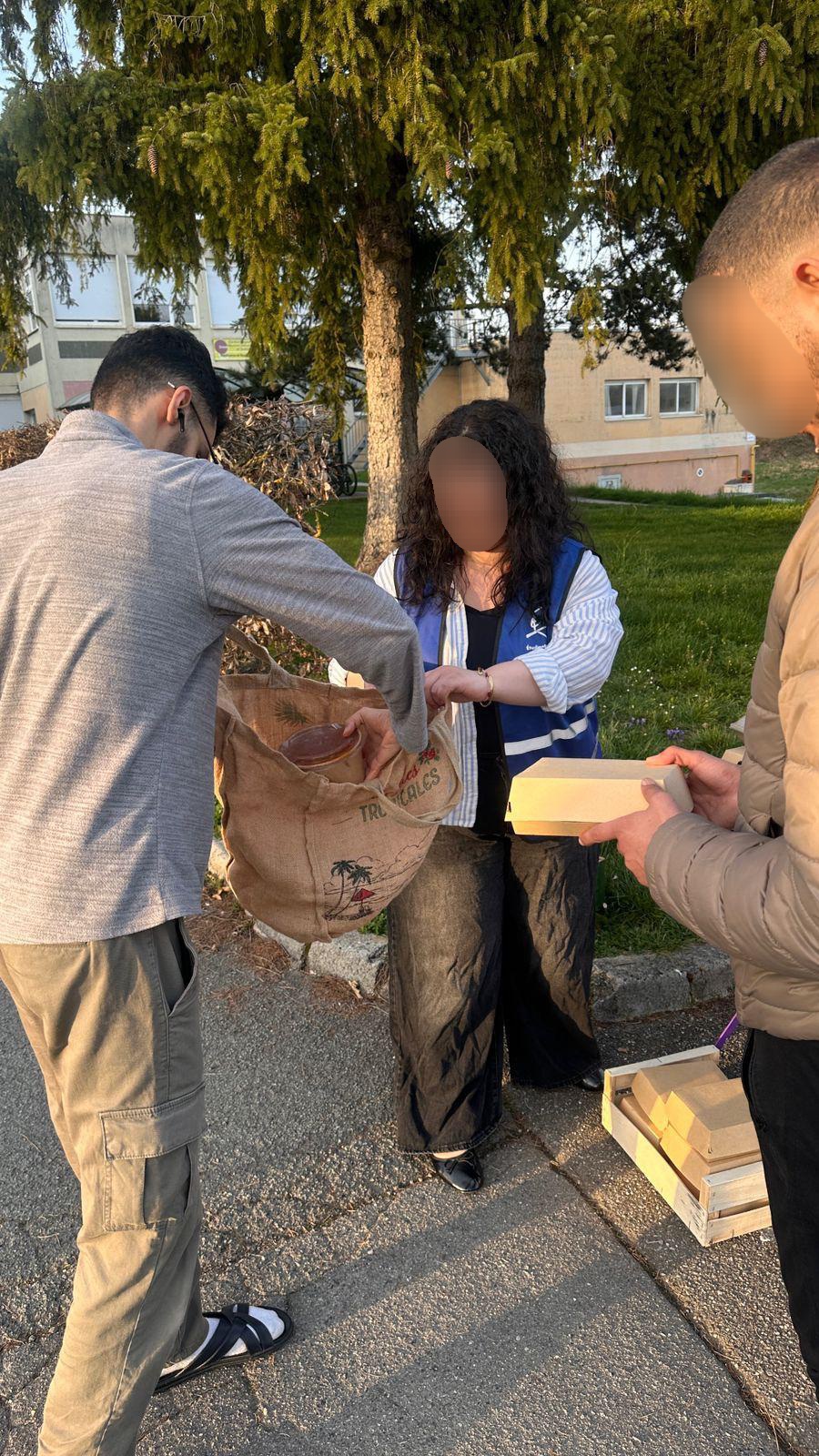 Bénévole remettant un repas dans un sac