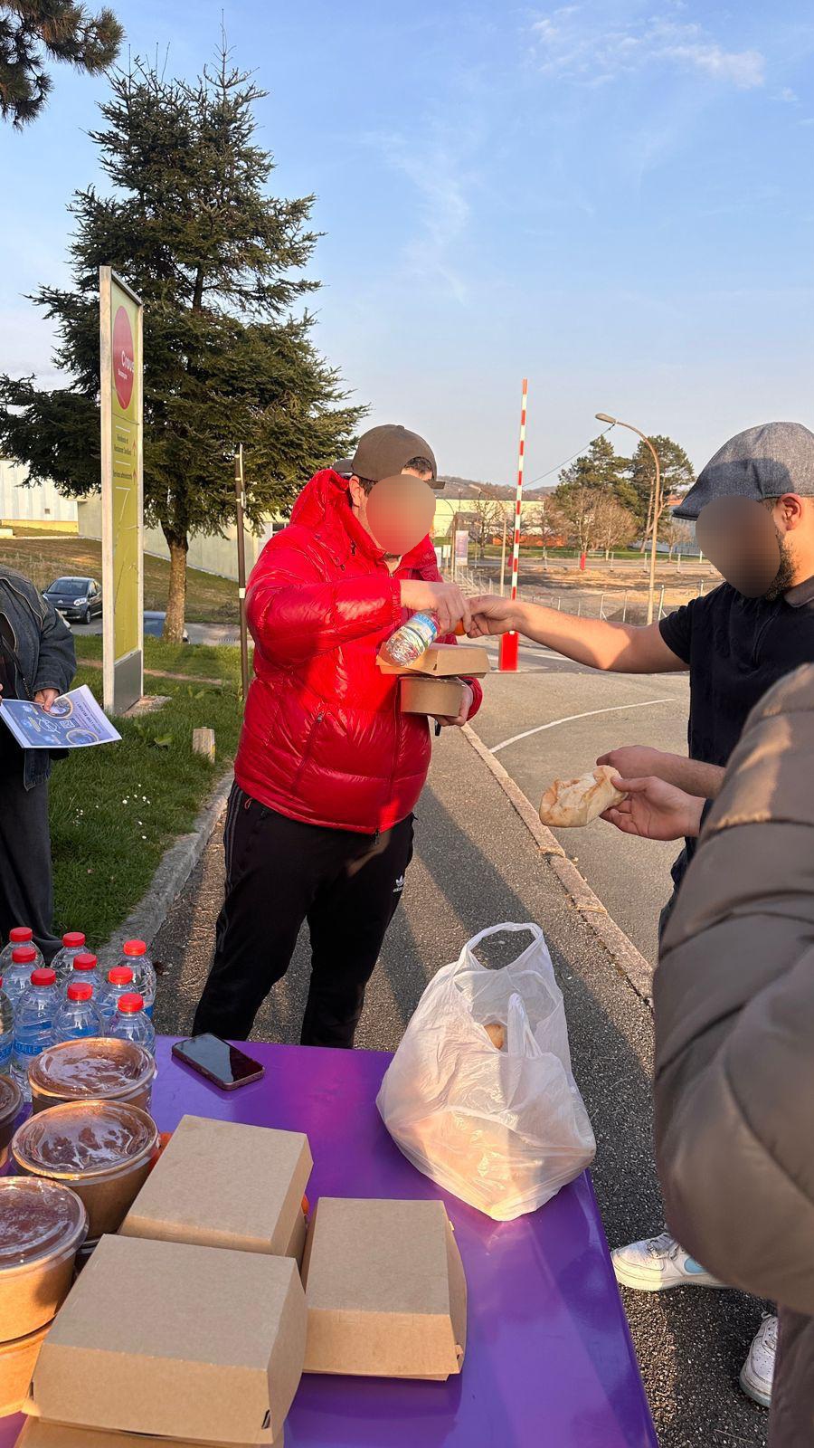 Échange chaleureux lors d'une distribution